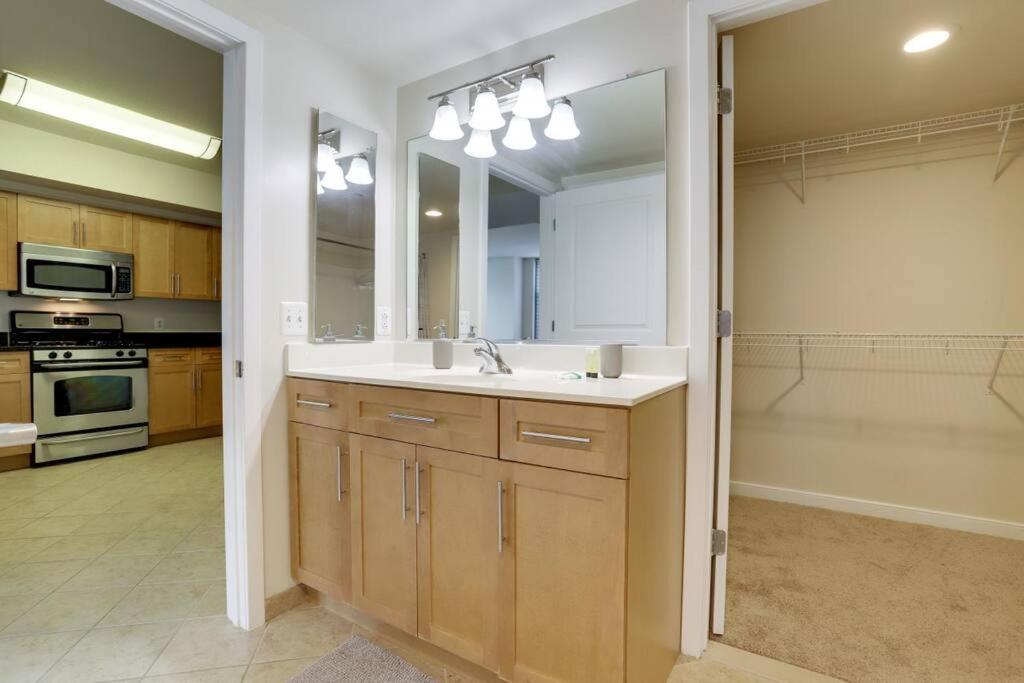 Fantastic 2 Bedroom Condo At Pentagon City Arlington Bagian luar foto